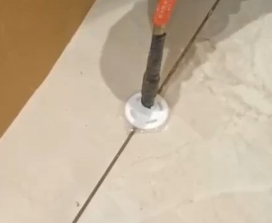 双江瓷砖空鼓维修公司专业解答瓷砖在铺贴过程中，如果没有涂抹均匀到位的粘结材料（如水泥砂浆或瓷砖胶），可能会导致以下问题