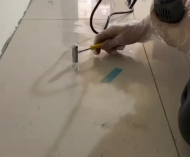 双江瓷砖开裂维修公司专业分享瓷砖在铺贴前如果没有沥干水分，将会导致以下问题